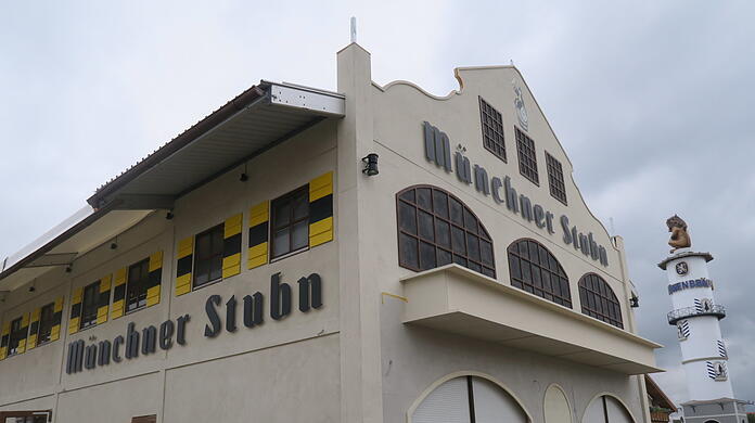 Wie ein klassisches Münchner Stadthaus inklusive Münchner Kindl ist das neue Wiesn-Zelt gestaltet.