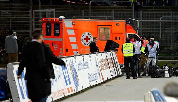 Jeff Strasser wurde 2018 in der Halbzeitpause wegen des Verdachts auf einen Herzinfarkt ins Krankenhaus gebracht. Jeff Strasser wurde 2018 in der Halbzeitpause wegen des Verdachts auf einen Herzinfarkt ins Krankenhaus gebracht.