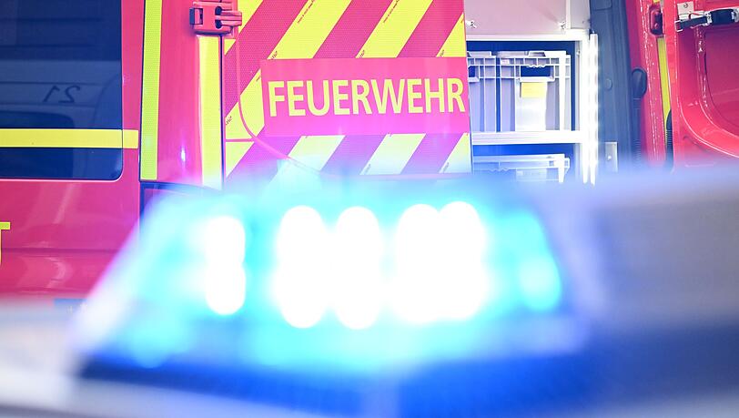 Zun&auml;chst wurde eine eingeklemmte Person gemeldet, weshalb auch die Feuerwehr alarmiert wurde. (Symbolbild)