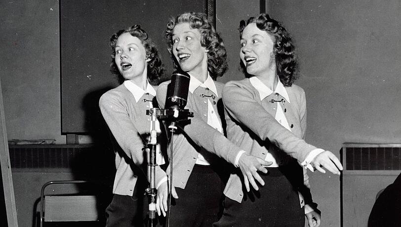 Die Beverley Sisters bei Proben im Jahr 1958 in London. Die Beverley Sisters bei Proben im Jahr 1958 in London.