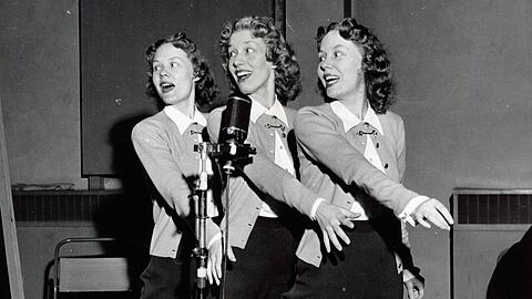 Die Beverley Sisters bei Proben im Jahr 1958 in London.