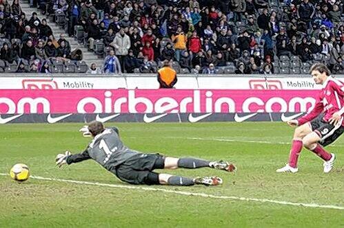 Höchstwahrscheinlich der Goldene Schuss für den Club und der Todesstoß für Hertha: Angelos Charisteas trifft gegen Jaroslav Drobny zum 2:1.