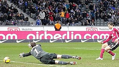 Höchstwahrscheinlich der Goldene Schuss für den Club und der Todesstoß für Hertha: Angelos Charisteas trifft gegen Jaroslav Drobny zum 2:1.