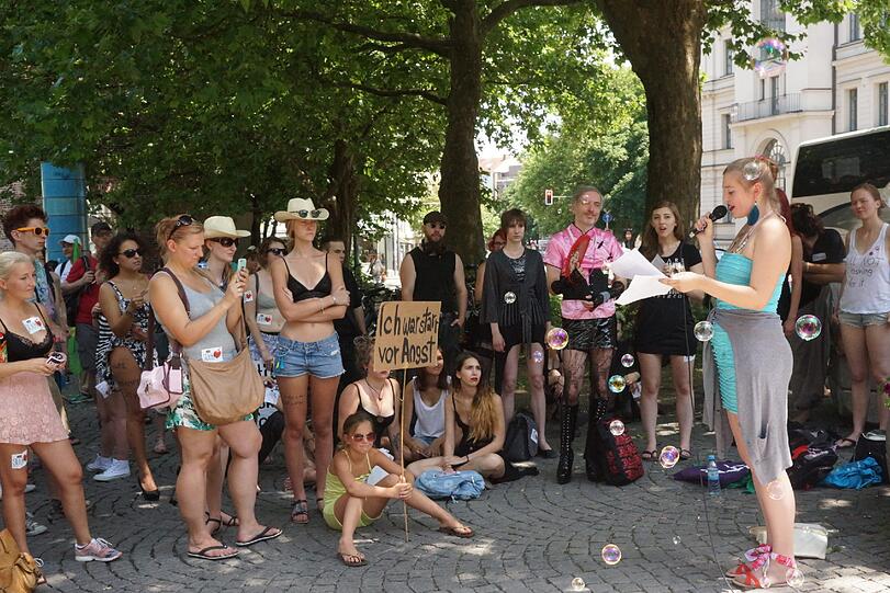 Am Samstag gingen beim "Slutwalk" hunderte Menschen auf die Straße. Er richtet sich gegen sexuelle Gewalt. Die Bilder!