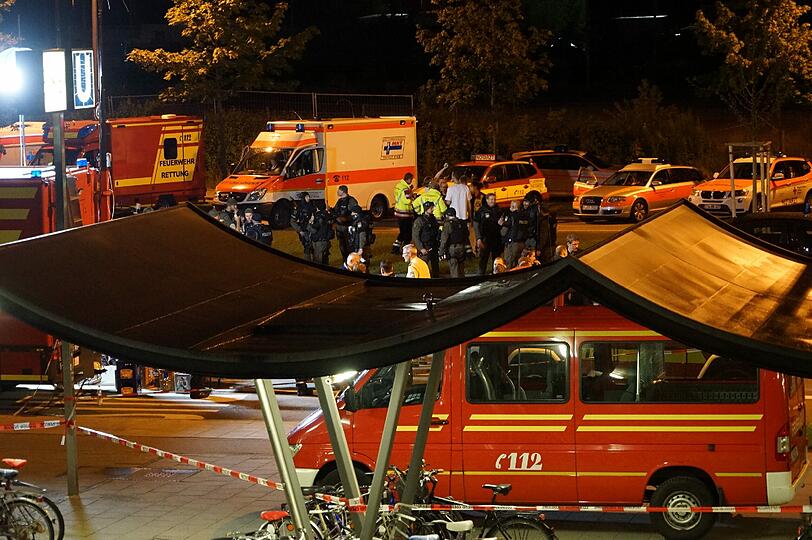 Tödliche Schüsse im Bereich des Olympia Einkaufszentrum in München. Die Polizei ist mit einem Großaufgebot in der gesamten Stadt im Einsatz. Menschen bringen sich in Sicherheit. Die Bilder.