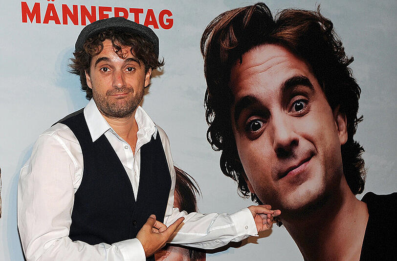 Oliver Wnuk mit seinem Plakat.