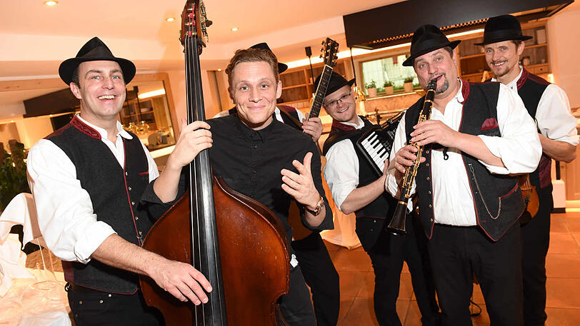 Matthias Schweighöfer mit Musikern.