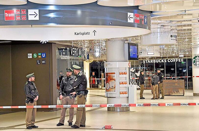 Die Polizei sperrte den gesamten Stachus inklusive des Untergeschosses großräumig ab.