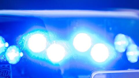 Ein Blaulicht leuchtet an einer Polizeistreife. Foto: Lino Mirgeler/dpa