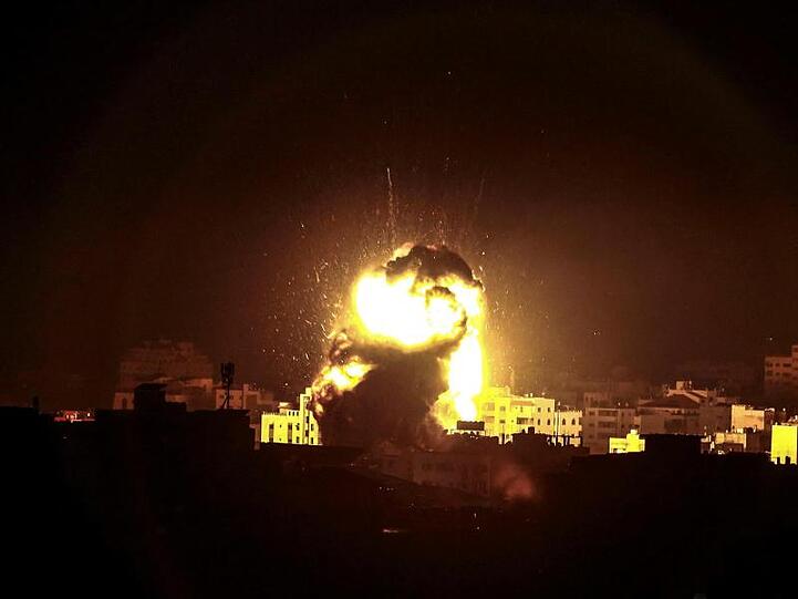 Nach einem israelischen Luftangriff erhellt eine Explosion den Himmel über Gaza.