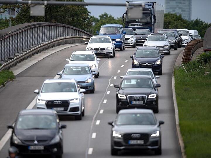 Autos fahren über eine Brücke. Foto: Sina Schuldt/dpa/Symbolbild