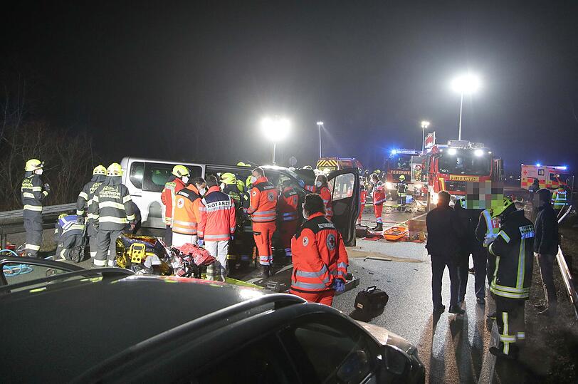 Bei dem schweren Unfall kam ein Mensch ums Leben, sieben weitere wurden verletzt.