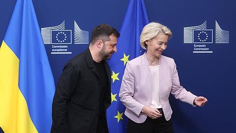 EU-Kommissionspräsidentin von der Leyen empfing Selenskyj am Sonntag in Brüssel. Die Deutsche wird auch mit nach Washington reisen.