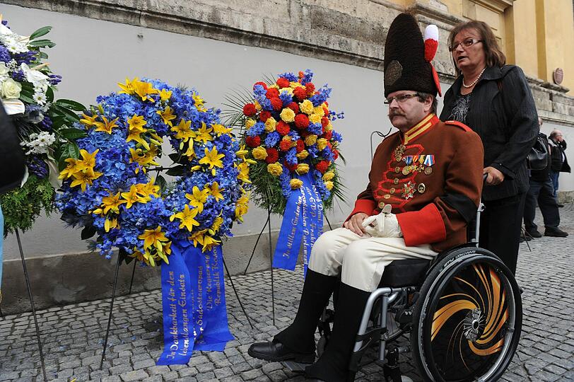 Historische Uniformen prägen das Bild.