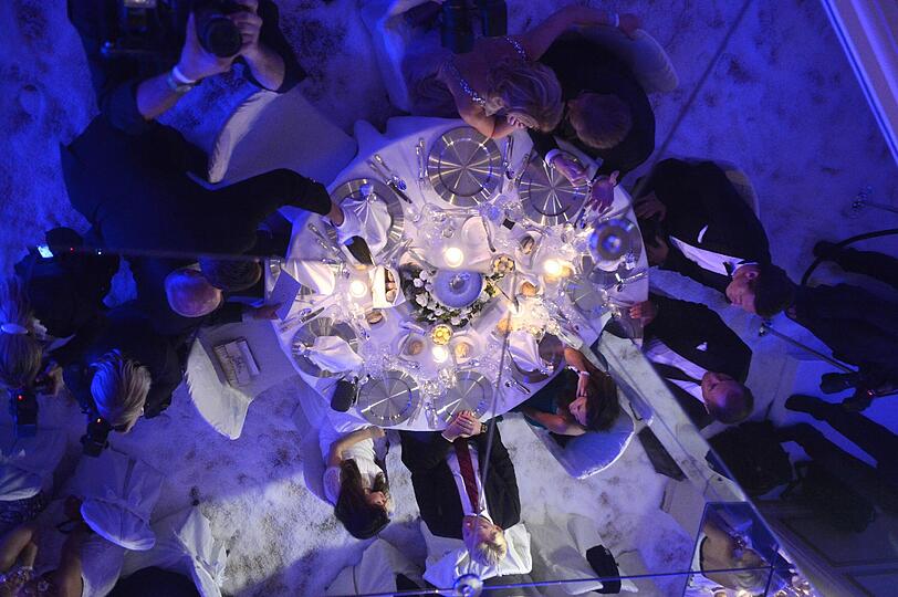 Der Tisch, an dem die Tennislegende Boris Becker sitzt, spiegelt sich am 31.10.2012 in München (Bayern) im Hotel Vier Jahreszeiten bei der "Silverwhite Chrystal Night" in einem Spiegel an der Decke des Saals.