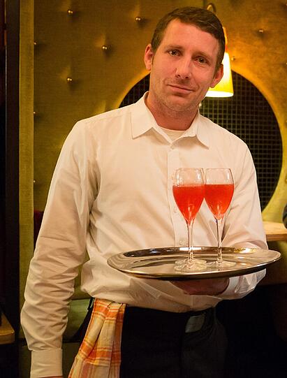 Der Gewinner des Cocktail-Wettbewerbs: Klaus Hoppe, Bartender vom The Charles, mit seinem &bdquo;French Icône&ldquo;.