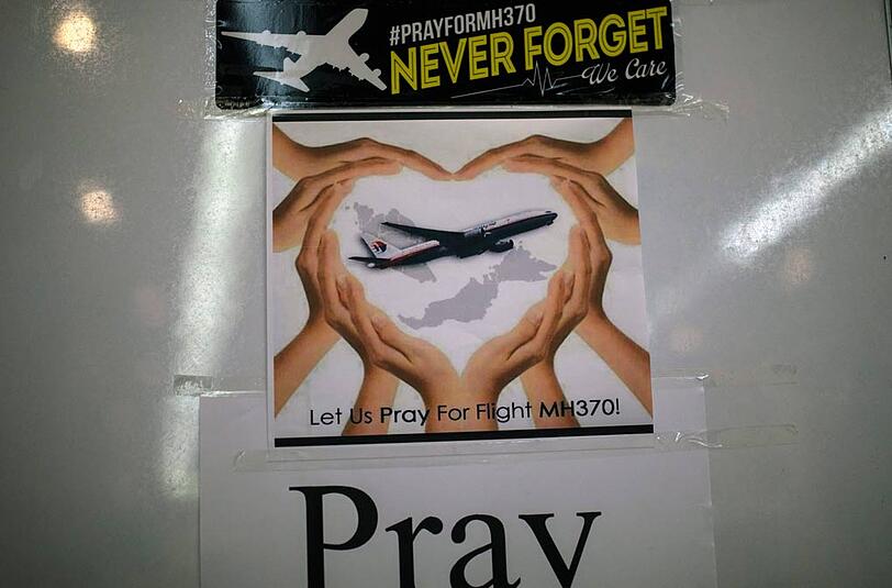 Ein Aufruf zum Gebet für die Opfer von Flug MH370 auf einem Tempel in Malaysia.