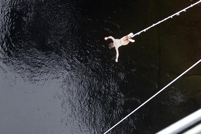 Adrenalin - sonst nichts: In Kanada können Naturisten sogar Bungee-Jumping machen.