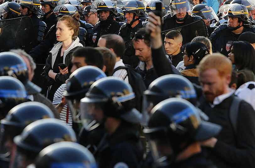 Impressionen: Friedliche Feiern und gewaltsame Proteste in Lille.