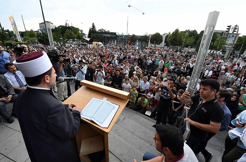 Der Münchner Imam Benjamin Idriz hielt am Mittwoch am OEZ ein Totengebet für die Opfer des Amoklaufs in München