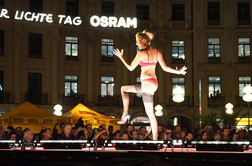 Nackte Haut - und das mitten am Stachus. Klicken Sie sich durch die Bilder der Dessous-Modenschau bei der Münchner Shoppingnacht.