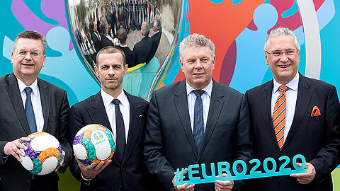 Stolz auf die Fußball-Stadt München: DFB-Präsident Reinhard Grindel (l-r), UEFA-Präsident Aleksander Ceferin, OB Dieter Reiter (SPD) und Bayerns Innenminister Joachim Herrmann (CSU).