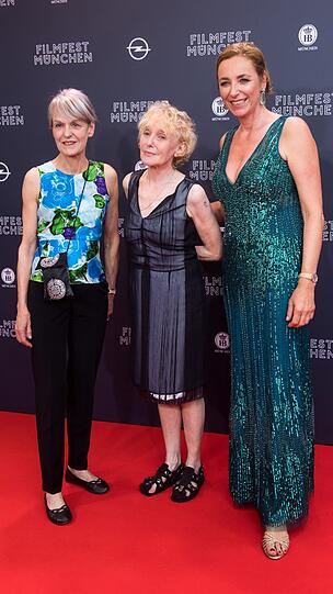 Die Kamerafrau Agnes Godard (l-r), die Regisseurin Claire Denis und Leiterin des Filmfests Diana Iljine