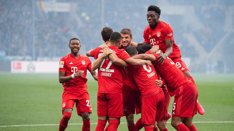 Die Bayern jubeln nach dem Tor zum 5:0 durch Philippe Coutinho.