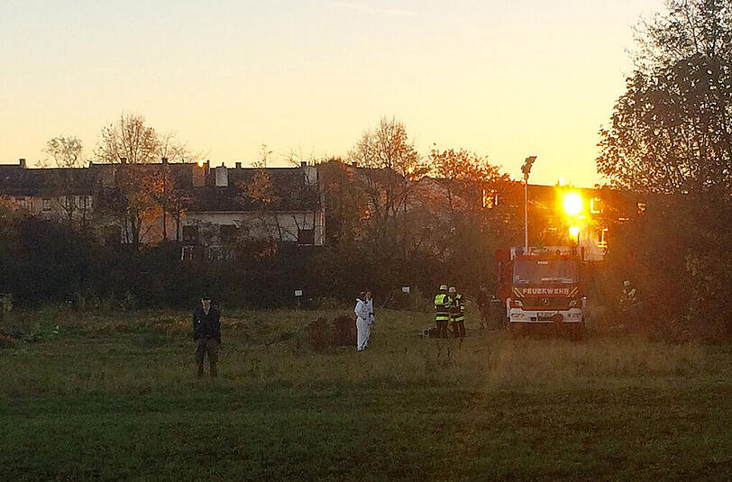 Arbeit im Abendlicht: Spurensicherer (in weißen Overalls) sind vor Ort.