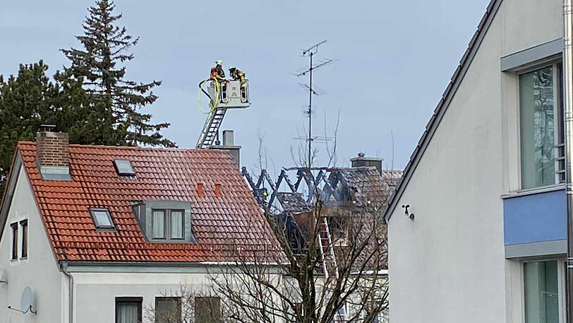 Die Feuerwehr löscht den brennenden Dachstuhl des Reihenhauses.