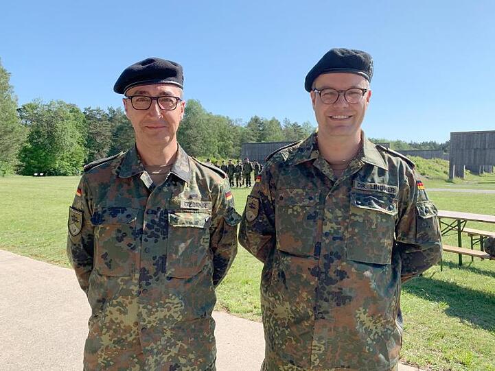 Tobias Lindner und Cem Özdemir in voller Montur: Der Grünen-Verteidigungspolitiker Lindner hat seine Kriegsdienstverweigerung zurückgenommen, um an einer Wehrübung der Bundeswehr für Bundestagsabgeordnete teilnehmen zu können.