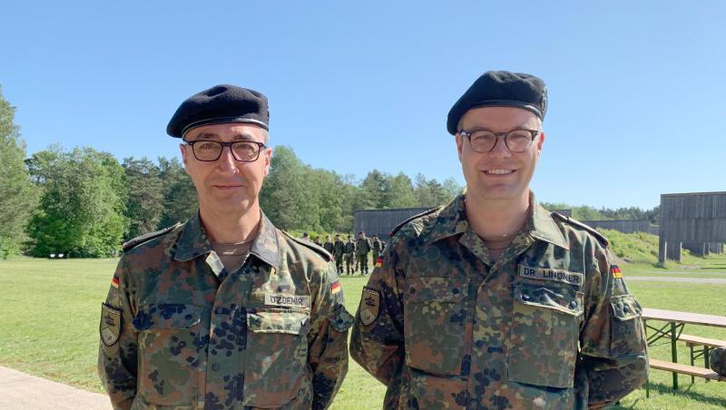 Tobias Lindner und Cem Özdemir in voller Montur: Der Grünen-Verteidigungspolitiker Lindner hat seine Kriegsdienstverweigerung zurückgenommen, um an einer Wehrübung der Bundeswehr für Bundestagsabgeordnete teilnehmen zu können. Tobias Lindner und Cem Özdemir in voller Montur: Der Grünen-Verteidigungspolitiker Lindner hat seine Kriegsdienstverweigerung zurückgenommen, um an einer Wehrübung der Bundeswehr für Bundestagsabgeordnete teilnehmen zu können.