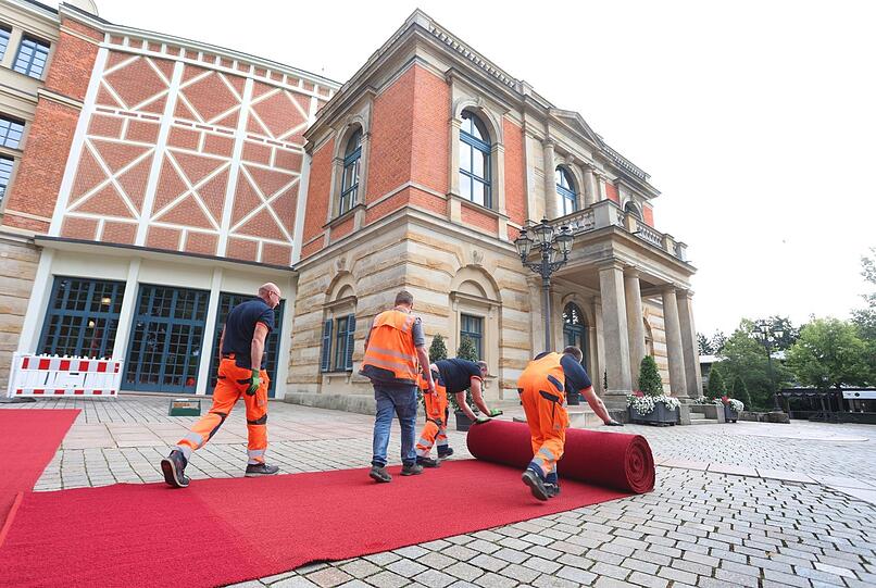 Der rote Teppich vor dem Festspielhaus.