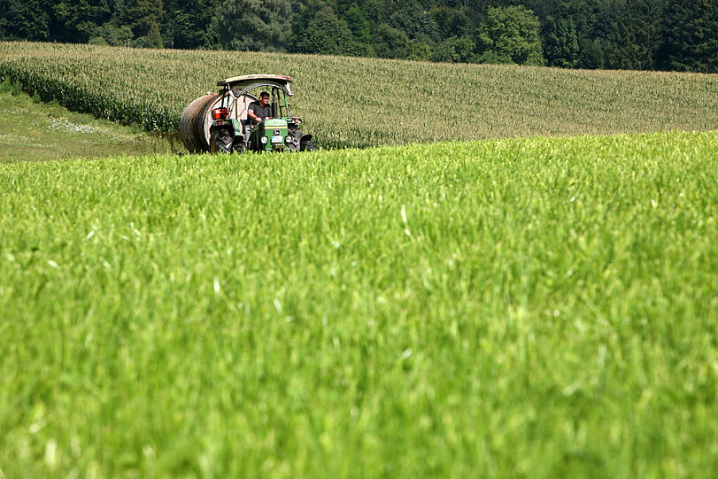 Frische Landluft: Ein Bio-Bauer odelt eine Wiese bei Deining.