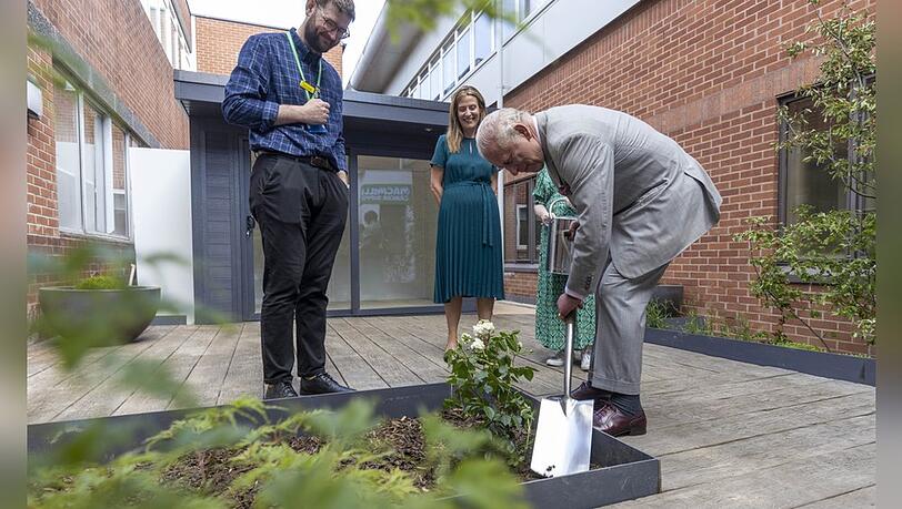 Da legt der Monarch h&ouml;chstpers&ouml;nlich Hand an: K&ouml;nig Charles hat in einem Krebszentrum einen Baum gepflanzt.