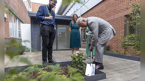 Da legt der Monarch h&ouml;chstpers&ouml;nlich Hand an: K&ouml;nig Charles hat in einem Krebszentrum einen Baum gepflanzt.