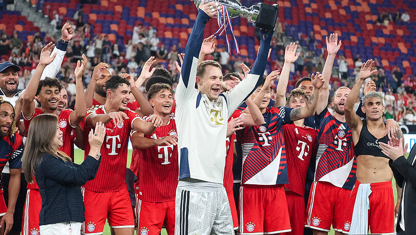 Der nächste Pokal: Kapitän Manuel Neuer und die Bayern-Mannschaft nach dem 2:1 gegen Aston Villa. Der nächste Pokal: Kapitän Manuel Neuer und die Bayern-Mannschaft nach dem 2:1 gegen Aston Villa.