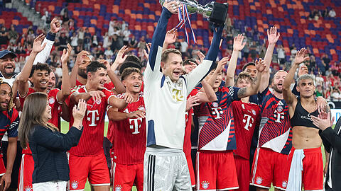 Der n&auml;chste Pokal: Kapit&auml;n Manuel Neuer und die Bayern-Mannschaft nach dem 2:1 gegen Aston Villa.
