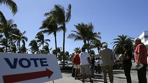 Lange Schlangen vor einem Frühwahl-Lokal in Florida.