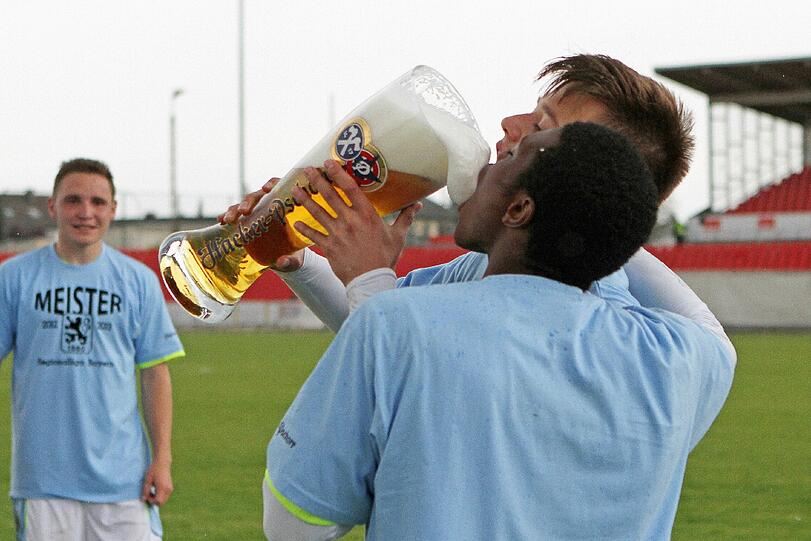 Die Löwen-Spieler nehmen einen kräftigen Schluck.