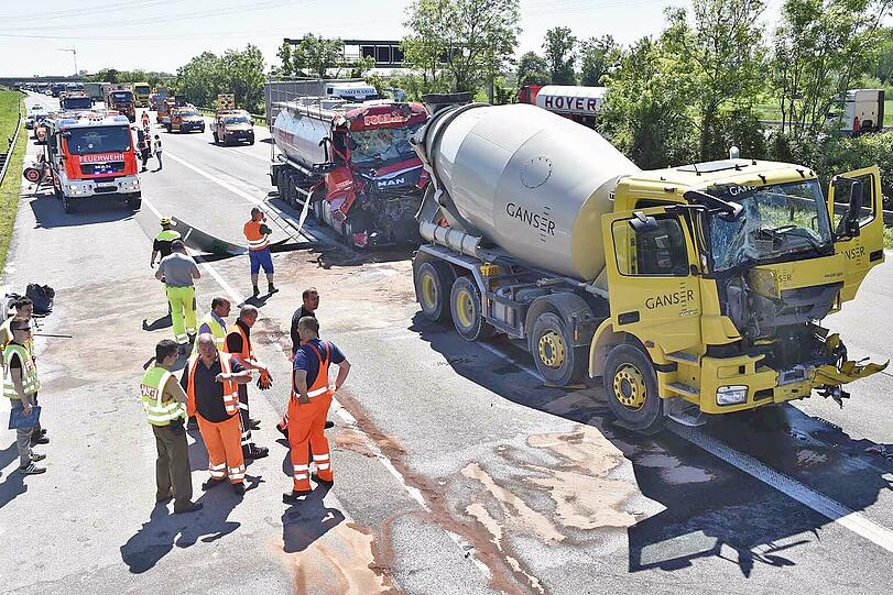 Ein Tanklastwagen, der Traubensaft geladen hatte, ist auf einen Betonmischer aufgefahren. Zwei Menschen wurden bei dem Unfall schwer verletzt.