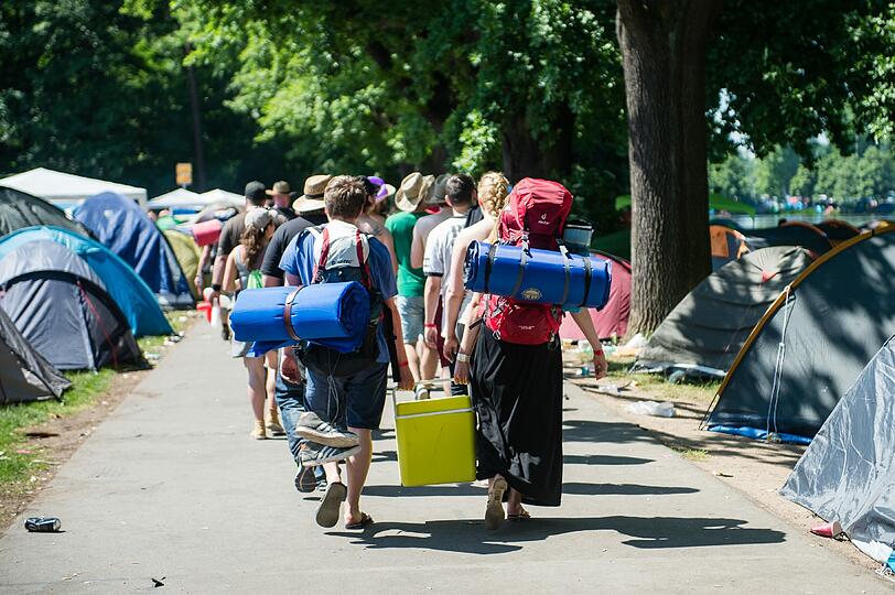 Die ersten Besucher des "Rock im Park" sind da! Mit Sack und Pack treffen sie am Freitag auf einem Campingplatz ein. Das Festival dauert bis zum 7. Juni.