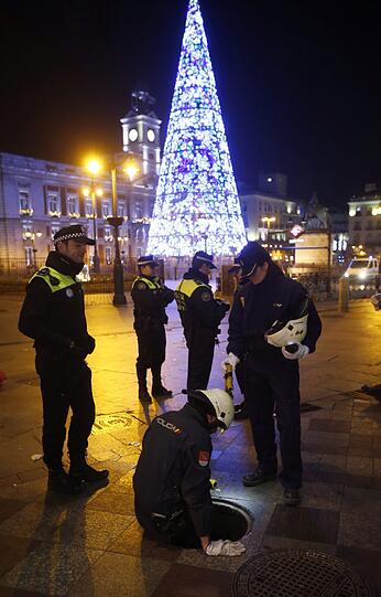 Tausende feierten an der Puerta del Sol in Madrid bereits am Freitag Silvester.