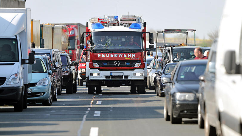 Der Audi-Fahrer überholte die Feuerwehr in der Rettungsgasse.