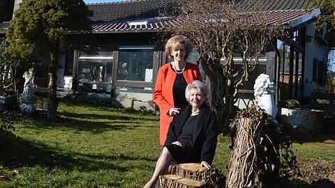 Das neue Zuhause: Ruth Megary (vorn) mit ihrer Freundin Marille Rüb im 1800 Quadratmeter großen Märchengarten der Villa Bucher in Haselbach bei Straubing.
