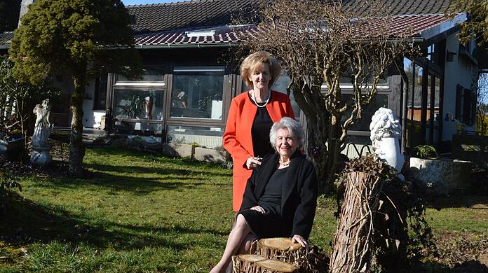 Das neue Zuhause: Ruth Megary (vorn) mit ihrer Freundin Marille Rüb im 1800 Quadratmeter großen Märchengarten der Villa Bucher in Haselbach bei Straubing.