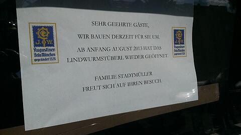 "Sehr geehrte Gäste": Ein Info-Zettel in einem Fenster erklärt, warum das Lindwurmstüberl geschlossen ist.
