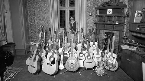 George Harrison mit seinen Gitarren.