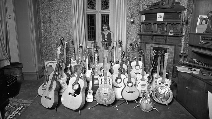 George Harrison mit seinen Gitarren.