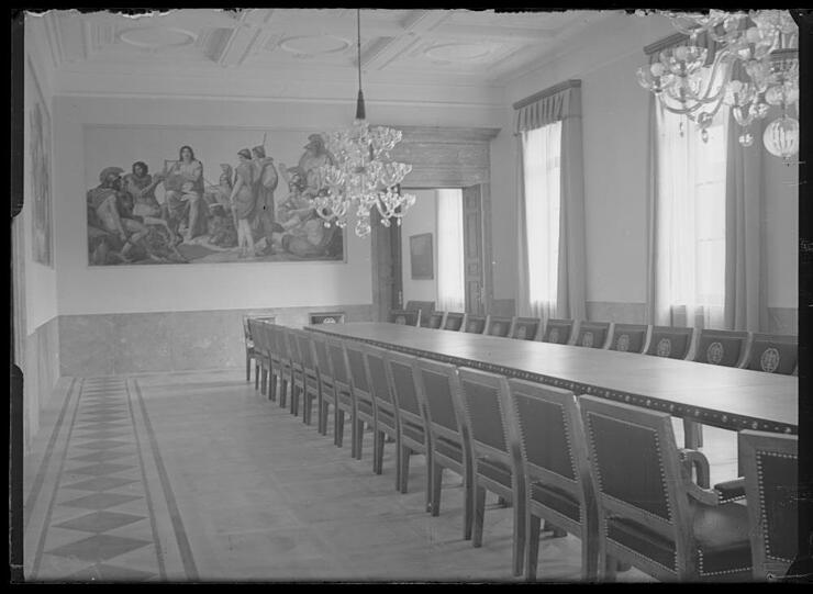 Hheute hängen dieFresken in einem astreinen Nazibau: im ehemaligen "Haus des Deutschen Rechts" (hier der Sitzungssaal 1939), das heute zur LMU gehört.